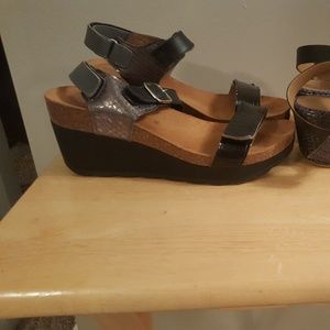 Platform wedge grey/black sandal!